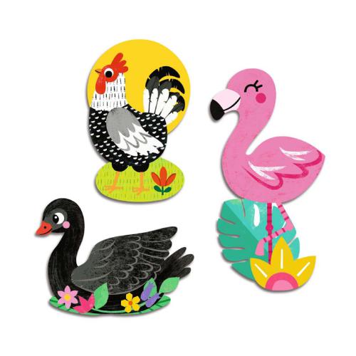 Três autocolantes de aves em destaque: um galo sobre fundo amarelo, um cisne negro e um flamingo cor-de-rosa com folhas tropicais.