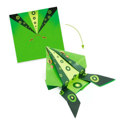 Demonstração da criação do sapo de origami: folha de papel verde com padrão de manchas e o sapo de origami finalizado, pronto a saltar.