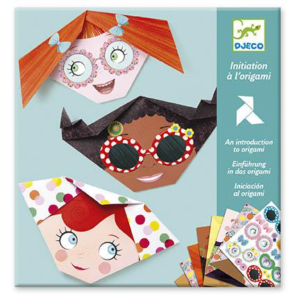 Embalagem do kit Djeco Origami Rostos Bonitos, mostrando três origamis de rosto finalizados com cabelo e acessórios decorativos, e o logótipo Djeco.
