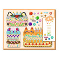 Conjunto de atividades de colagem Djeco com 3 silhuetas de bolos decoradas com mosaicos coloridos, incluindo um bolo de gato e um bolo de rato/animal.