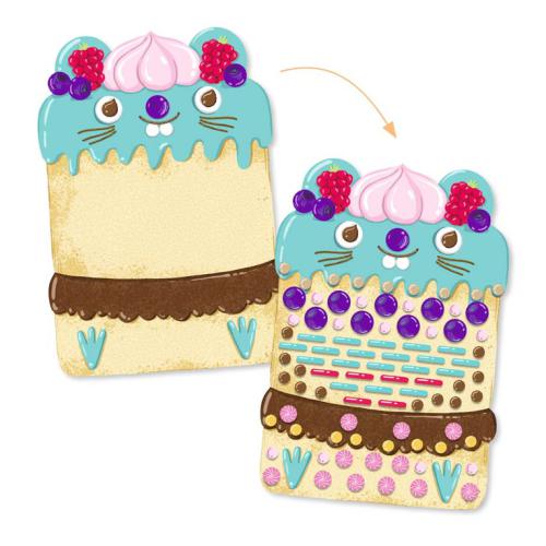 Demonstração do processo de colagem: silhueta de bolo de rato antes e depois de ser decorada com mosaicos de feltro, espuma e lantejoulas.