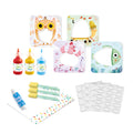 Conteúdo completo do kit Djeco "Oh é Fantástico": 4 moldes de animais, 3 tintas, espátulas de esponja, cola e autocolantes para pintar e colar.