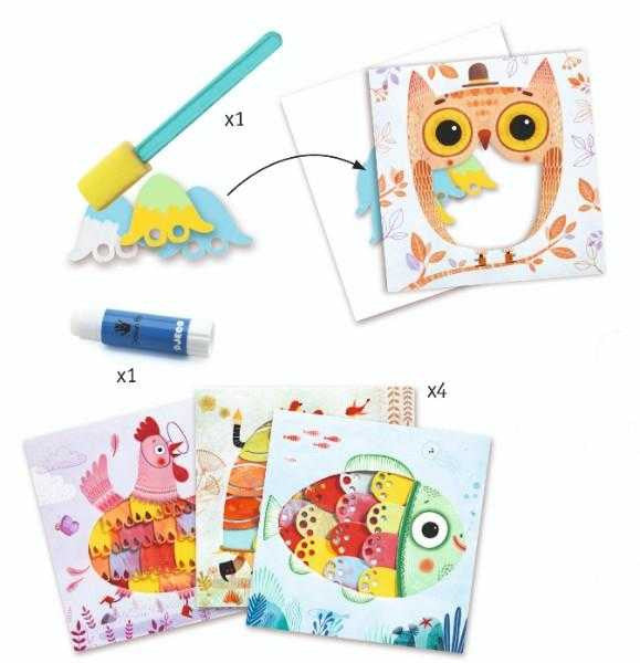 Demonstração de uso do kit Djeco: aplicação de peças coloridas (asas da coruja) e materiais incluídos como cola e espátula de esponja.
