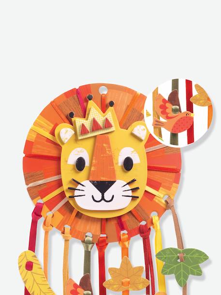 O apanhador de sonhos "Pequeno Leão" finalizado, um objeto decorativo com fitas coloridas penduradas, pronto para ser pendurado.