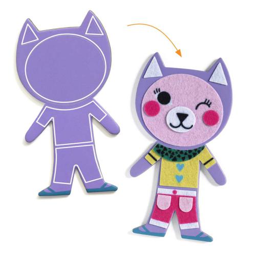 Demonstração passo a passo da decoração de um íman de gato roxo, mostrando a base vazia e o resultado final com peças de feltro coloridas aplicadas.