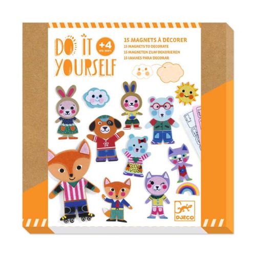 Embalagem do kit criativo Djeco "Decora os Animais - Família Divertida", mostrando vários ímanes de animais coloridos decorados com feltro e o texto "Do It Yourself".