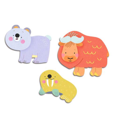 Três autocolantes individuais de animais do gelo da Djeco: um urso polar lilás, um boi almiscarado laranja e uma morsa amarela.