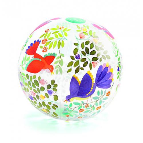 Close-up da Djeco Birds Ball insuflável, mostrando os detalhes dos pássaros azul e vermelho em ramos floridos.