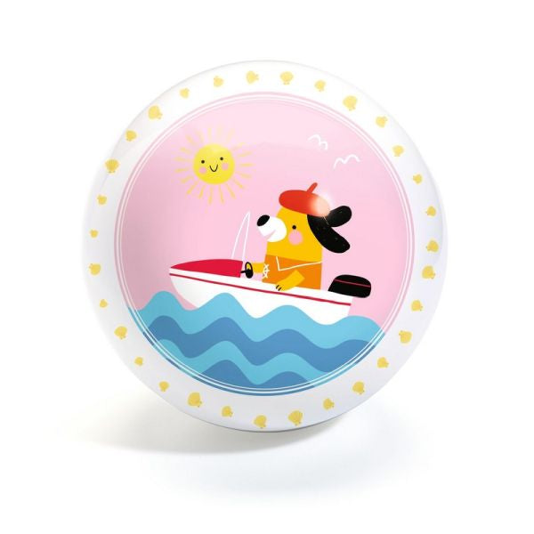 Djeco Bola Barco do Amor 12cm com ilustração de cão em barco à vela, sol e mar.