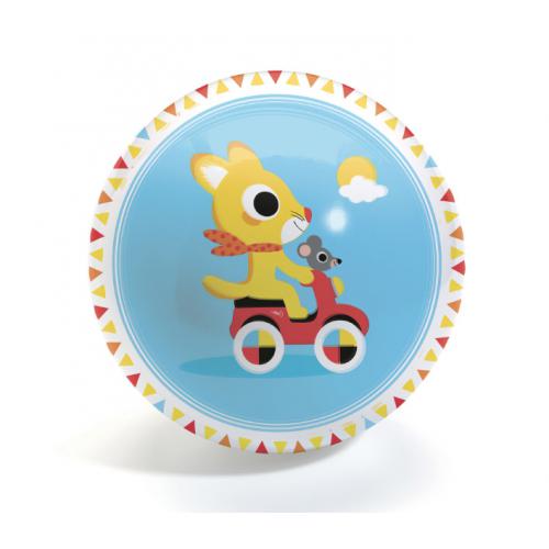 Bola Djeco com ilustração de um rato engraçado a conduzir uma mota vermelha, sobre um fundo azul com sol e nuvens.
