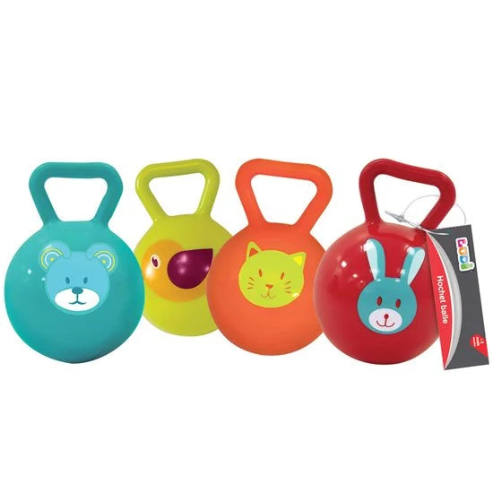 Djeco Bolinha Chocalho (Coelho vermelho) em destaque, mostrando a forma arredondada e a pega ergonómica para bebés.