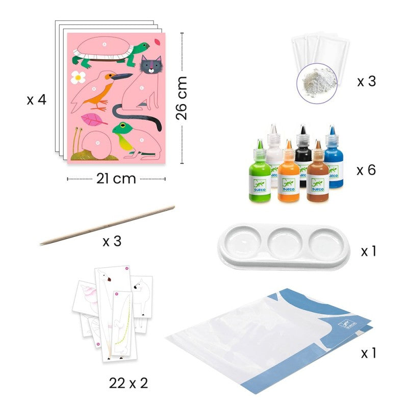 Conteúdo completo do kit Djeco Papel Marmoreado: cartas, autocolantes, tintas, pó especial, pauzinhos e recipiente, com dimensões indicadas.