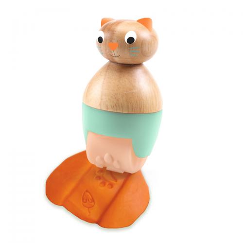 Detalhe do carimbo rolante Djeco em forma de gato, com base de plástico laranja a imprimir um padrão de folha em plasticina.