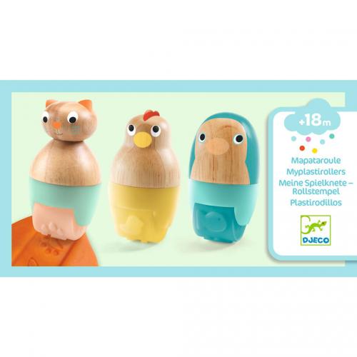Conjunto de 3 carimbos rolantes Djeco de animais (gato, galinha, pinguim) com corpo de madeira, sobre fundo claro, indicando +18 meses.