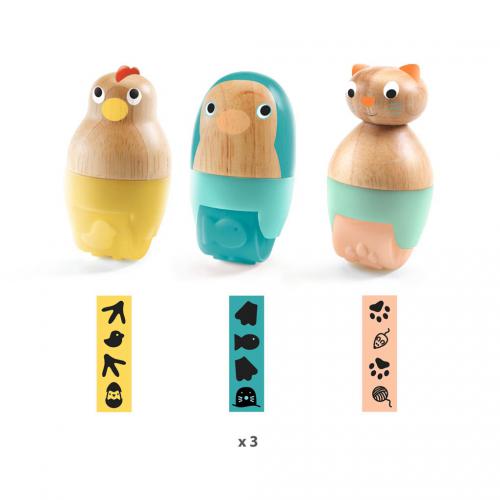 Os três rolos Djeco (galinha, pinguim, gato) ao lado das respetivas tiras de papel que mostram os padrões de animais criados na plasticina.
