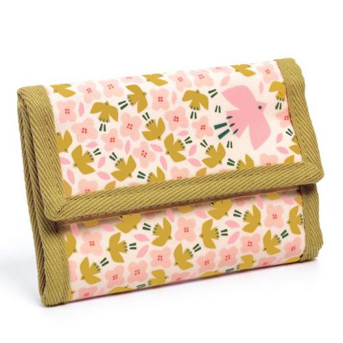 Djeco Carteira Bird fechada com padrão de pássaros e flores cor-de-rosa e amarelas.