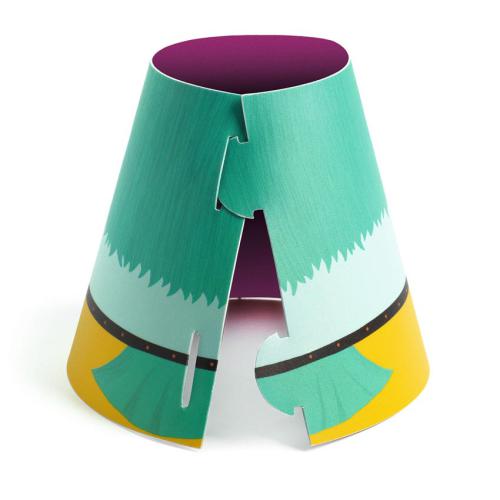 Detalhe de um cone de plástico macio do jogo Djeco Chamboul Boom, mostrando o sistema de encaixe lateral e a ilustração verde e amarela.