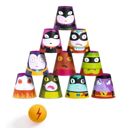 Conjunto completo do jogo Djeco Chamboul Boom: 10 cones empilhados em pirâmide com ilustrações de monstros e uma bola amarela de lançamento.