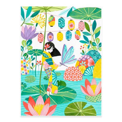 Exemplo de poster para colorir do Japão: uma mulher de quimono amarelo observa uma libélula num lago com nenúfares e lanternas suspensas.