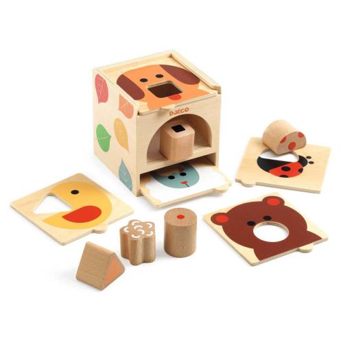 Conjunto completo do cubo de atividades Djeco Basic Box com os 5 tabuleiros, peças geométricas e o cubo aberto.