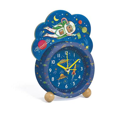 Despertador infantil Djeco com tema espacial, apresentando um astronauta flutuante e planetas, mostrador azul escuro com ponteiros amarelos.
