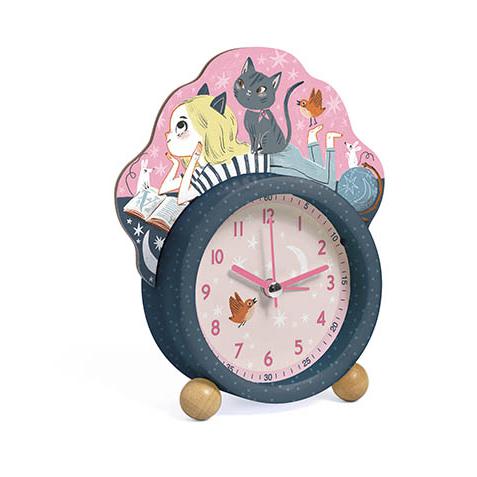 Despertador infantil Djeco com ilustração de menina loira a ler, gato cinzento e pássaro, mostrador rosa e corpo azul-escuro.