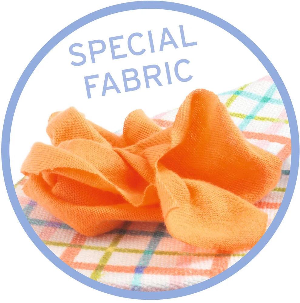 Close-up de um círculo com o texto "SPECIAL FABRIC" sobre um pedaço de tecido de brincar cor de laranja, realçando a qualidade dos acessórios.