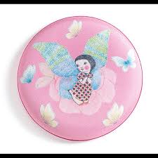 Disco voador em espuma Djeco Flying Girl, redondo e cor-de-rosa, com desenho de uma figura feminina com asas de borboleta no centro.