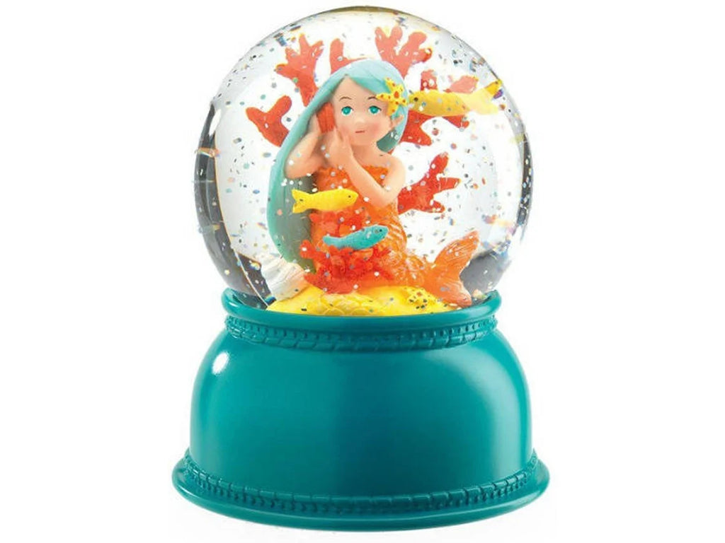 Globo de neve Djeco com sereia de cabelo azul, peixes e corais, sobre base azul-turquesa, com fundo branco, mostrando o design completo.