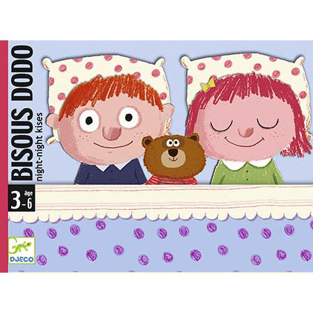Capa do jogo de cartas Djeco Bisous Dodo, mostrando dois bonecos (menino e menina) e um urso de peluche deitados na cama, com a indicação de idade 3-6 anos.