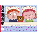 Capa do jogo de cartas Djeco Bisous Dodo, mostrando dois bonecos (menino e menina) e um urso de peluche deitados na cama, com a indicação de idade 3-6 anos.