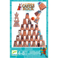 Jogo Djeco Castle Rock, mostrando um castelo construído com cones ilustrados e uma bola a derrubar alguns cones. Inclui a idade recomendada (4-8 anos).
