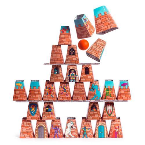 Detalhe do jogo Djeco Castle Rock, mostrando cones ilustrados com personagens e a bola a derrubar a estrutura.