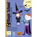 Capa do jogo Djeco Magic School, com ilustrações de personagens mágicos como uma bruxa, um vampiro e elementos como poções e uma abóbora.