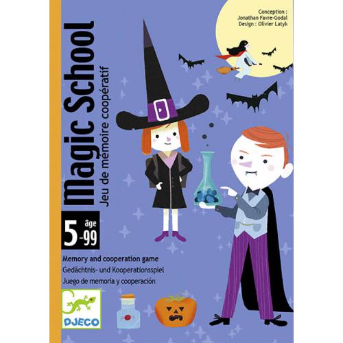 Capa do jogo Djeco Magic School, com ilustrações de personagens mágicos como uma bruxa, um vampiro e elementos como poções e uma abóbora.
