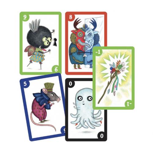 Detalhe das cartas do jogo Djeco Spooky Boo, exibindo ilustrações de monstros e fantasmas com diferentes valores numéricos e símbolos.