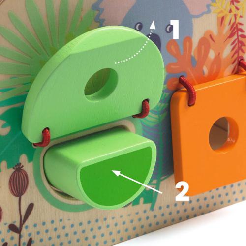 Detalhe de peças verdes do Djeco Jogo de Encaixe de formas e cores, mostrando como encaixar a peça em forma de semicírculo.