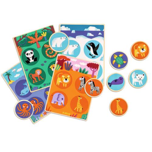 Vista geral do jogo de loto de madeira Djeco, com tabuleiros e peças soltas, destacando a variedade de animais representados.