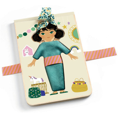 Jogo Djeco Jolizabi fechado, mostrando a personagem vestida com tecidos e laço.