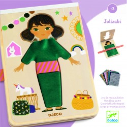 Djeco Jogo de vestir Jolizabi com base de madeira aberta mostrando a personagem e tecidos.
