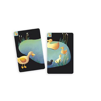Cartas do jogo Djeco Mistigri com ilustrações de patos num lago.