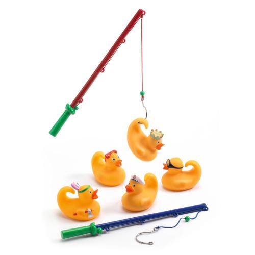 Jogo de pesca com duas canas (vermelha e azul) e quatro patos amarelos com pequenos chapéus, um deles a ser pescado.
