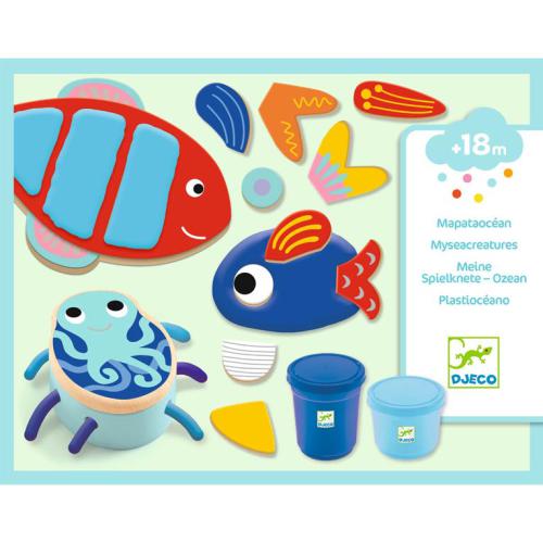 Conteúdo do jogo Djeco MYSEACREATURES: plasticina, moldes de madeira de peixes e criaturas marinhas, e potes de plasticina colorida.