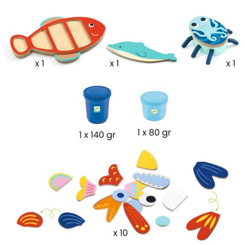 Conteúdo completo do kit Djeco MYSEACREATURES: moldes de madeira (peixe, golfinho, criatura), potes de plasticina e várias peças de acessórios coloridos.