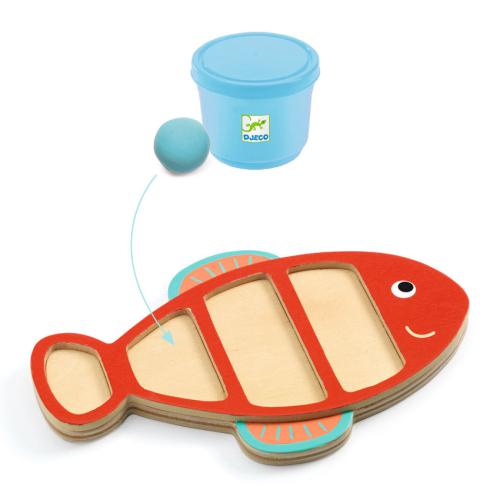 Demonstração de uso do molde de peixe em madeira para preencher com plasticina azul clara, parte do kit Djeco MYSEACREATURES.