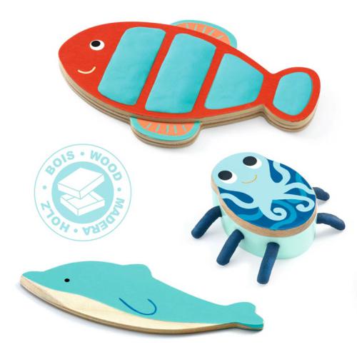 Peças principais do jogo Djeco MYSEACREATURES em madeira: peixe listrado, golfinho azul e criatura marinha com tentáculos, com selo FSC® de madeira.