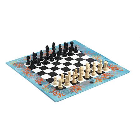 Tabuleiro de xadrez Djeco com design colorido e peças posicionadas para o início do jogo, ideal para crianças e adultos.