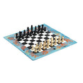 Tabuleiro de xadrez Djeco com design colorido e peças posicionadas para o início do jogo, ideal para crianças e adultos.
