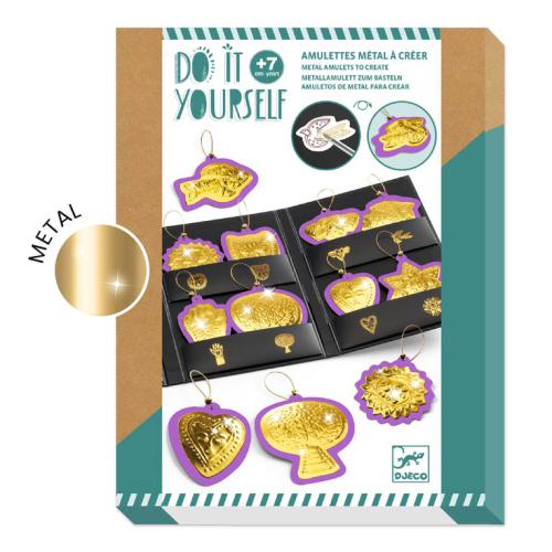 Embalagem do kit DIY Djeco "Cria um Amuleto da Sorte", exibindo vários amuletos dourados em relevo com contornos roxos e a indicação "Do It Yourself +7 anos".