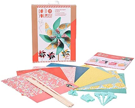 Conteúdo do kit DIY da Djeco espalhado: folhas de papel com padrões, palitos de madeira, peças de plástico para montagem e instruções.